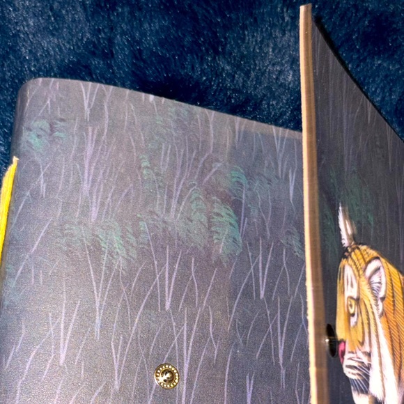 NWT- India Journal with a tiger image wrapped around the entire book w/ button - Picture 6 of 12